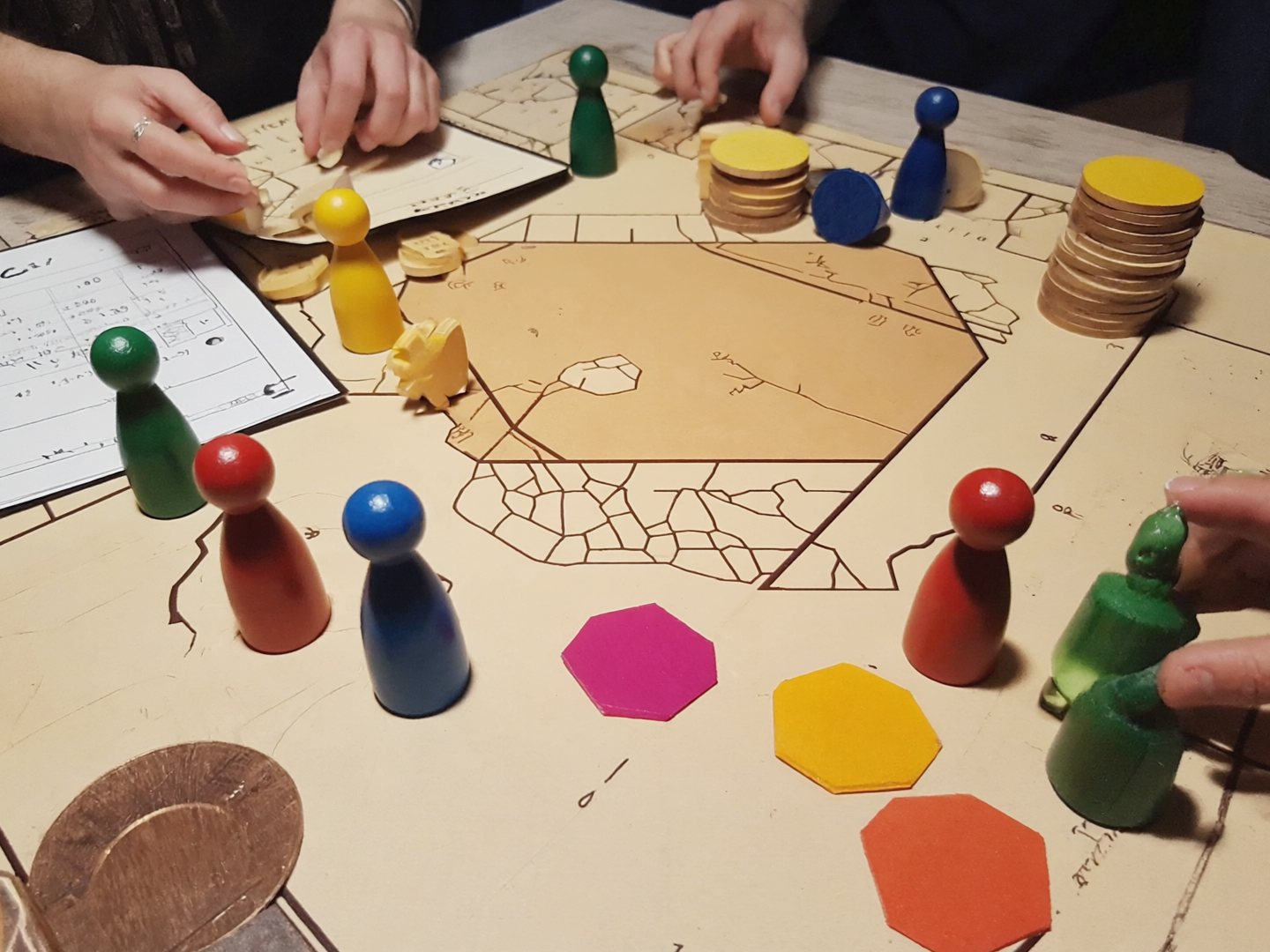 Brettspiel-Tisch mit Meeples und Karten